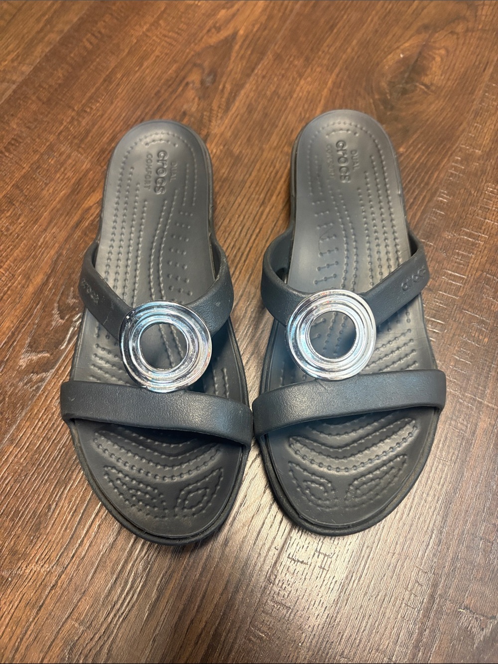 CROCS Sanrah Women’s 7 Black Slide Sandals with Silver Ring Detail